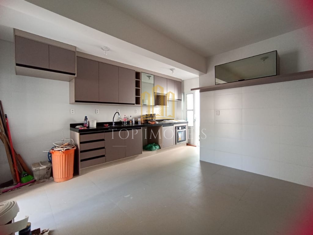 Linda Casa Totalmente Reformada, em um Bairro charmoso e tranquilo muito arborizado pra quem quer viver em meio a natureza e sofisticação.
