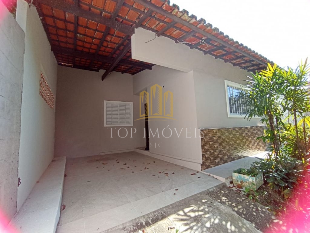 Linda Casa Totalmente Reformada, em um Bairro charmoso e tranquilo muito arborizado pra quem quer viver em meio a natureza e sofisticação.