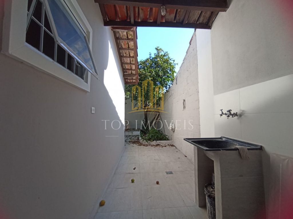 Linda Casa Totalmente Reformada, em um Bairro charmoso e tranquilo muito arborizado pra quem quer viver em meio a natureza e sofisticação.