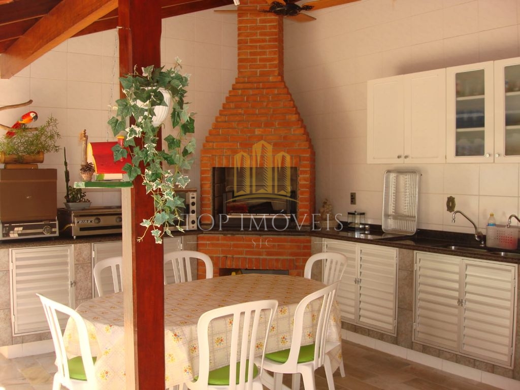 Casa no centro de Caçapava com 240 m² de construção, mais um terreno ao lado para fazer piscina, ........area gourmet, ....campinho .....