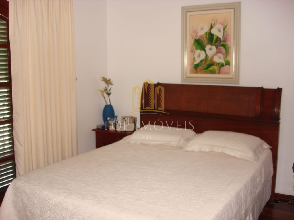 Casa no centro de Caçapava com 240 m² de construção, mais um terreno ao lado para fazer piscina, ........area gourmet, ....campinho .....