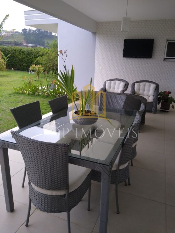 Linda casa Localizada em condominio de chacaras no Terras de Santa Helena Repleta de planejados