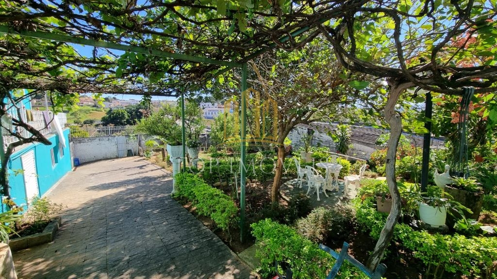 Lindo Casarão com uma excelente área no Monte Castelo