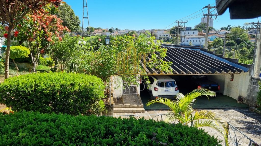 Lindo Casarão com uma excelente área no Monte Castelo