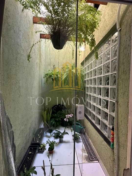 Linda Casa localizada em condominio fechado em Jacarei com planejados