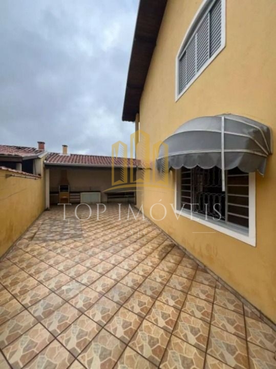 Casa sobrado espaçosa de tres dormitorios com suite: seu novo lar esperando por voce!!