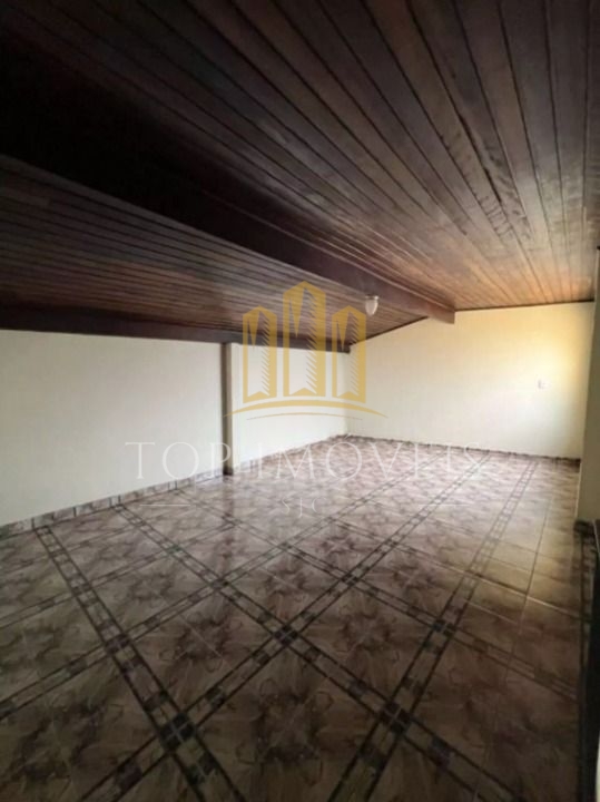 Casa sobrado espaçosa de tres dormitorios com suite: seu novo lar esperando por voce!!