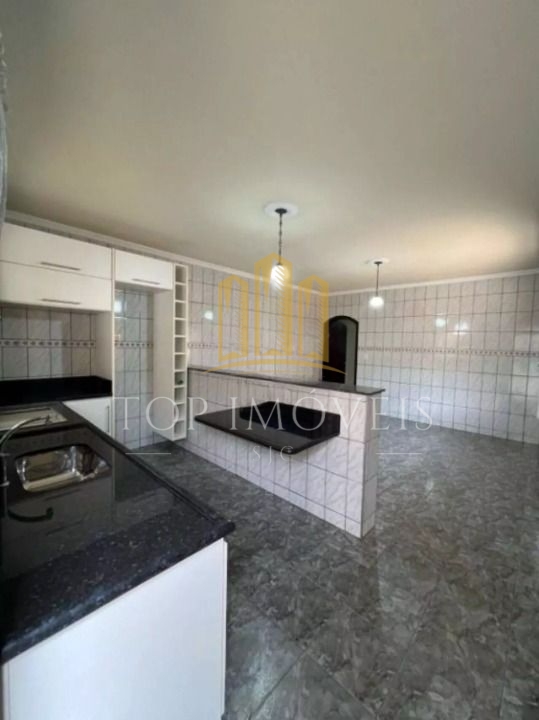 Casa sobrado espaçosa de tres dormitorios com suite: seu novo lar esperando por voce!!