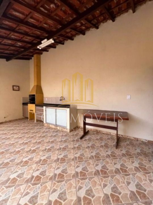 Casa sobrado espaçosa de tres dormitorios com suite: seu novo lar esperando por voce!!