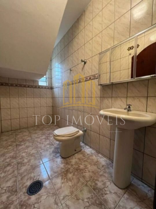 Casa sobrado espaçosa de tres dormitorios com suite: seu novo lar esperando por voce!!