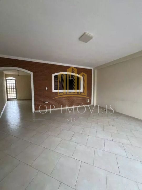 Casa sobrado espaçosa de tres dormitorios com suite: seu novo lar esperando por voce!!