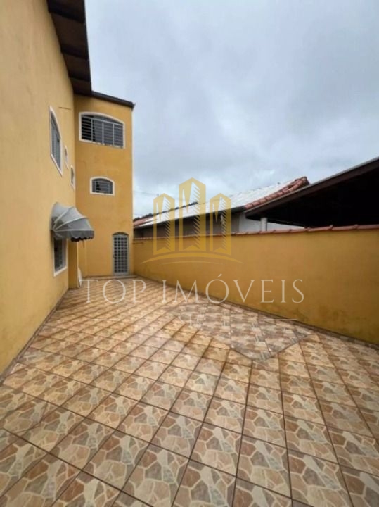 Casa sobrado espaçosa de tres dormitorios com suite: seu novo lar esperando por voce!!