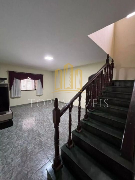 Casa sobrado espaçosa de tres dormitorios com suite: seu novo lar esperando por voce!!