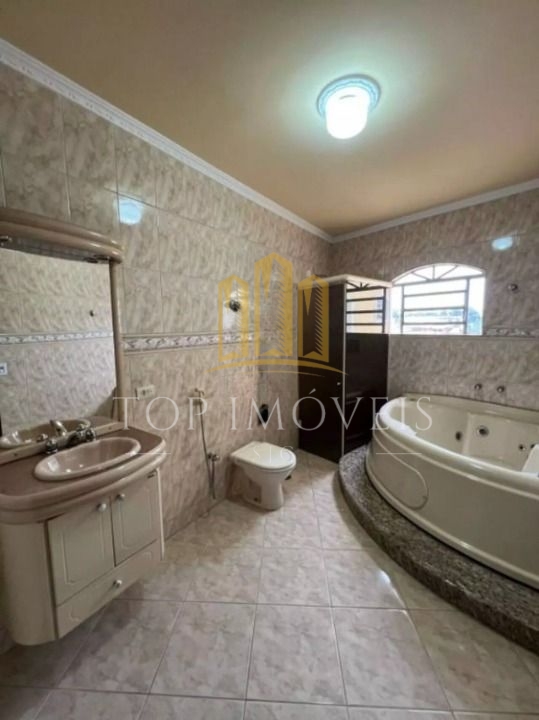 Casa sobrado espaçosa de tres dormitorios com suite: seu novo lar esperando por voce!!
