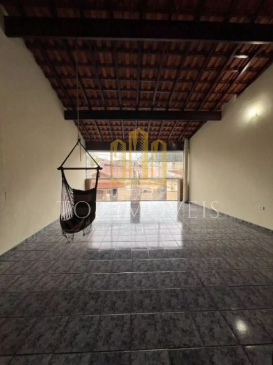 Casa sobrado espaçosa de tres dormitorios com suite: seu novo lar esperando por voce!!