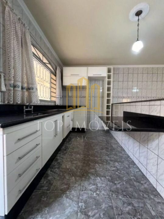 Casa sobrado espaçosa de tres dormitorios com suite: seu novo lar esperando por voce!!