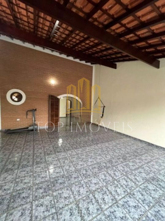 Casa sobrado espaçosa de tres dormitorios com suite: seu novo lar esperando por voce!!
