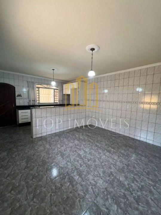 Casa sobrado espaçosa de tres dormitorios com suite: seu novo lar esperando por voce!!