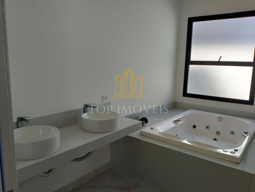 Casa Térrea de Alto Padrão no Condomínio Mont Blanc - Modernidade e Conforto em 770m²