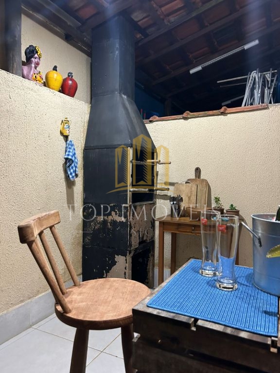 Oportunidade - Casa com 2 Quartos 500 m. Da Praia de Maranduba.
