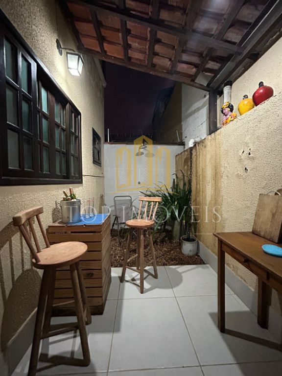 Oportunidade - Casa com 2 Quartos 500 m. Da Praia de Maranduba.