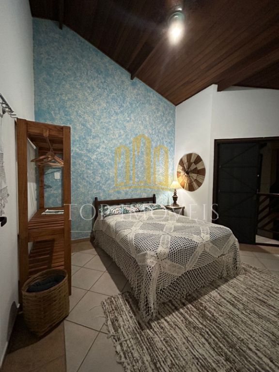 Oportunidade - Casa com 2 Quartos 500 m. Da Praia de Maranduba.
