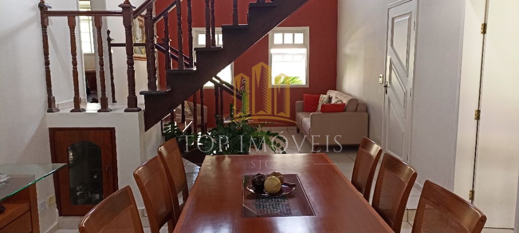 Excelente casa com 3 dormitórios sendo 1 suíte em condomínio fechado em Jacareí