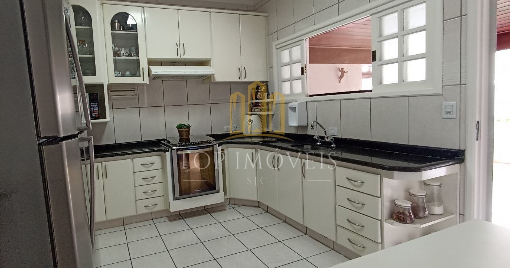 Excelente casa com 3 dormitórios sendo 1 suíte em condomínio fechado em Jacareí