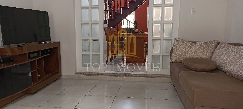 Excelente casa com 3 dormitórios sendo 1 suíte em condomínio fechado em Jacareí