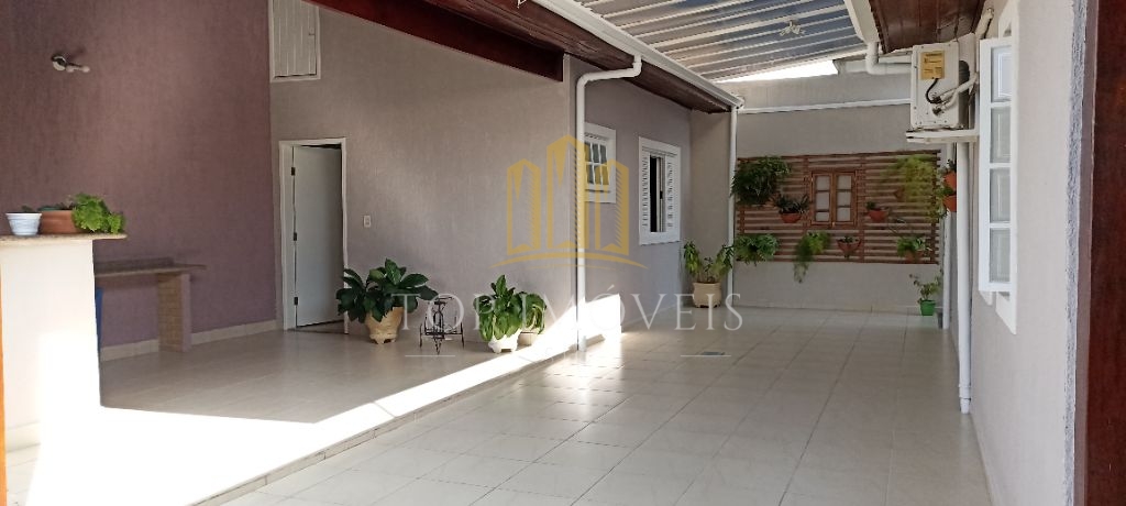 Excelente casa com 3 dormitórios sendo 1 suíte em condomínio fechado em Jacareí