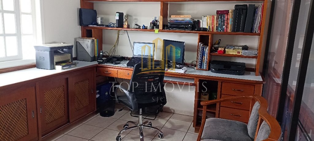 Excelente casa com 3 dormitórios sendo 1 suíte em condomínio fechado em Jacareí