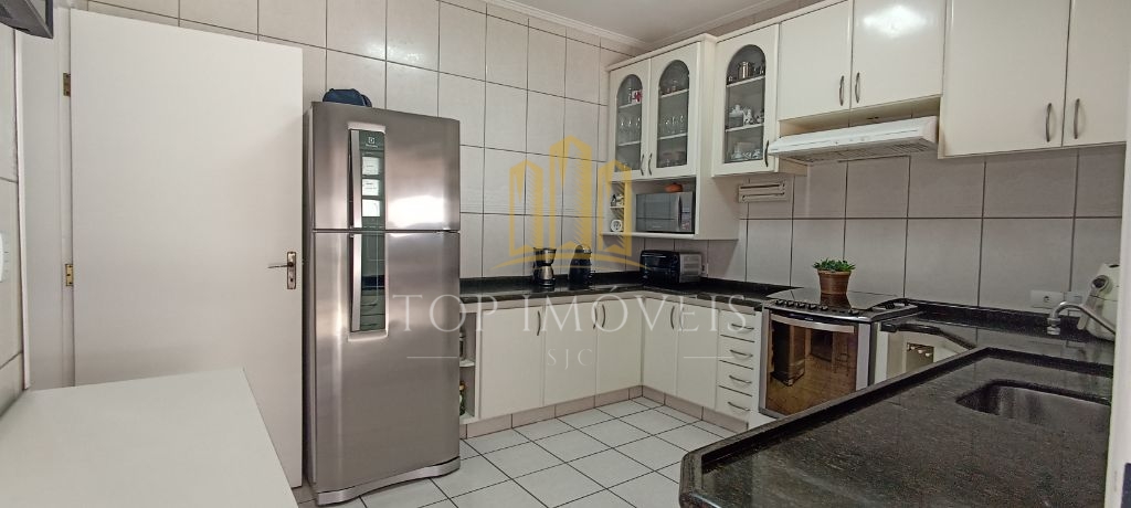 Excelente casa com 3 dormitórios sendo 1 suíte em condomínio fechado em Jacareí