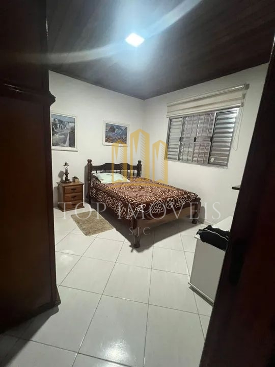 Excelente Casa localizada no Jardim Colonial Avenida principal com 2 dormitorios Churrasqueira