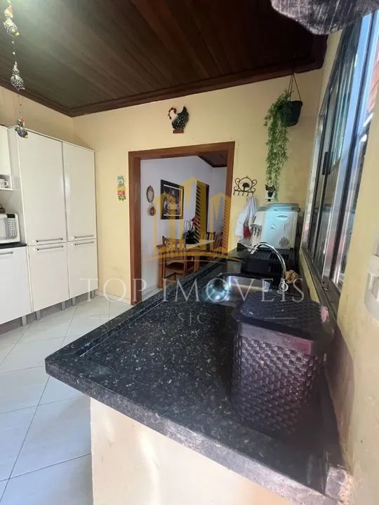 Excelente Casa localizada no Jardim Colonial Avenida principal com 2 dormitorios Churrasqueira