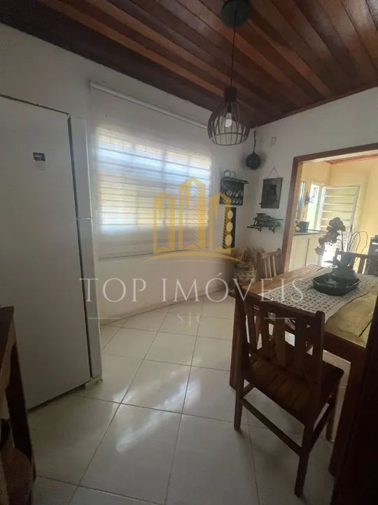 Excelente Casa localizada no Jardim Colonial Avenida principal com 2 dormitorios Churrasqueira
