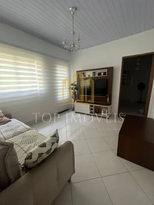 Excelente Casa localizada no Jardim Colonial Avenida principal com 2 dormitorios Churrasqueira