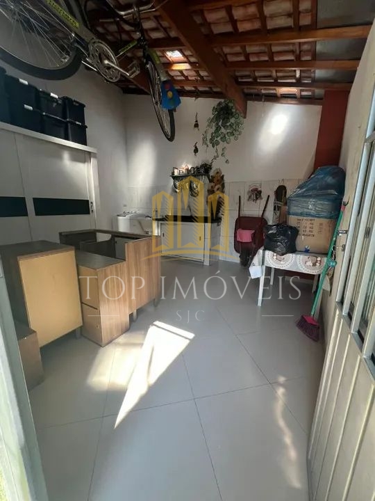 Excelente Casa localizada no Jardim Colonial Avenida principal com 2 dormitorios Churrasqueira