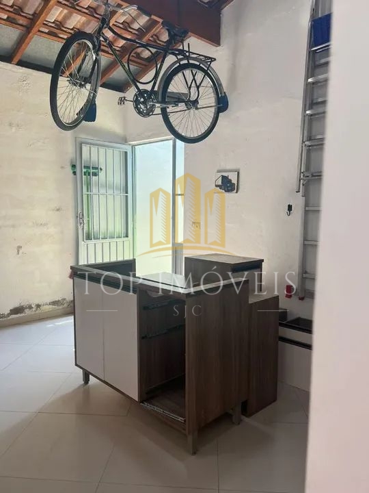 Excelente Casa localizada no Jardim Colonial Avenida principal com 2 dormitorios Churrasqueira