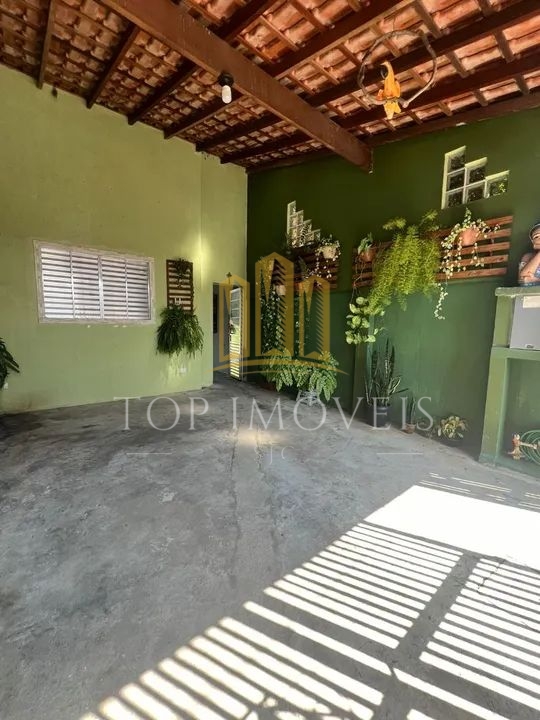Excelente Casa localizada no Jardim Colonial Avenida principal com 2 dormitorios Churrasqueira