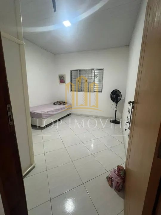 Excelente Casa localizada no Jardim Colonial Avenida principal com 2 dormitorios Churrasqueira
