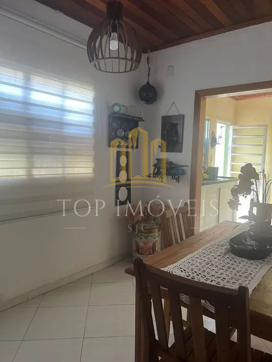 Excelente Casa localizada no Jardim Colonial Avenida principal com 2 dormitorios Churrasqueira