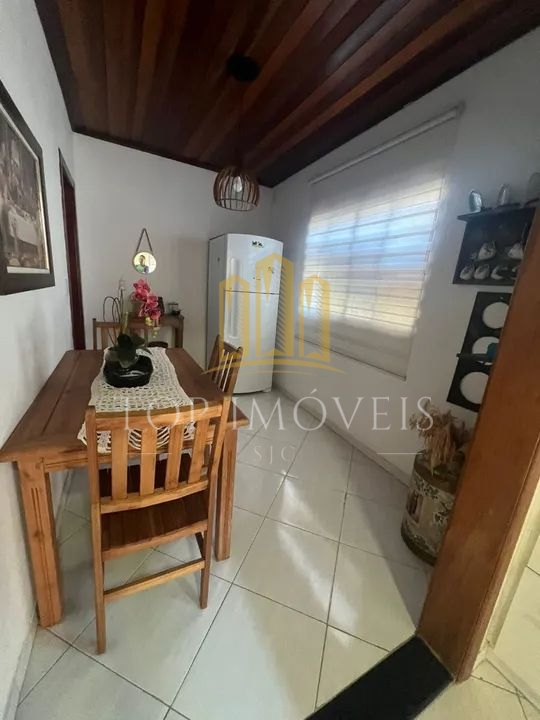 Excelente Casa localizada no Jardim Colonial Avenida principal com 2 dormitorios Churrasqueira