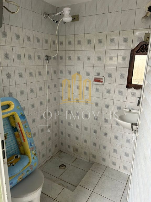 Excelente casa com edícula e piscina .