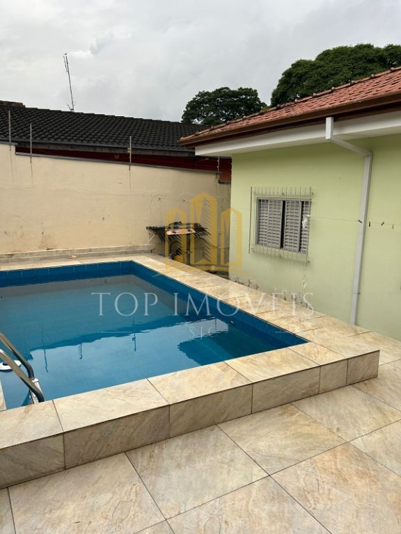 Excelente casa com edícula e piscina .
