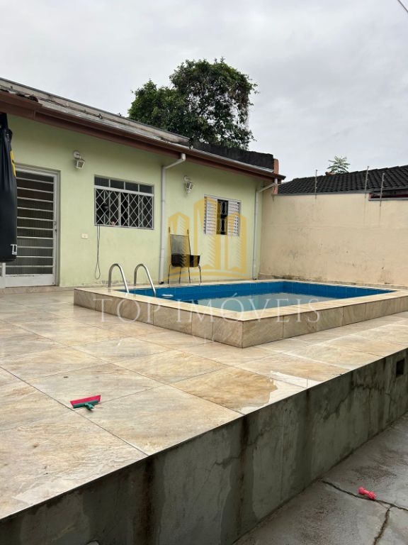 Excelente casa com edícula e piscina .