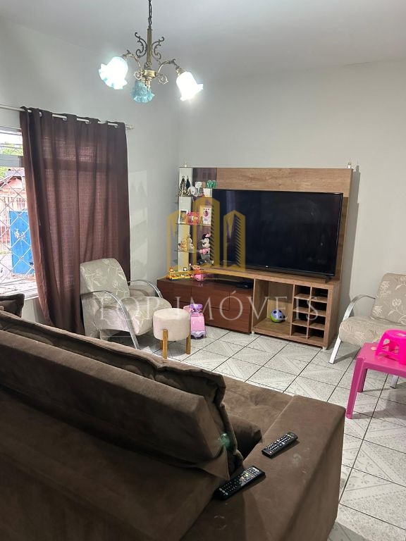 Excelente casa com edícula e piscina .