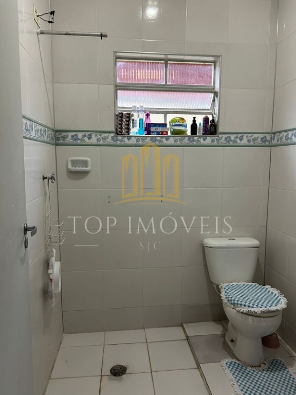 Excelente casa com edícula e piscina .