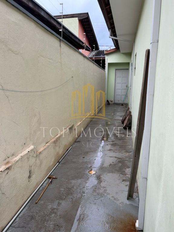 Excelente casa com edícula e piscina .
