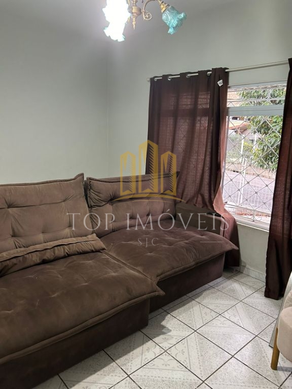 Excelente casa com edícula e piscina .