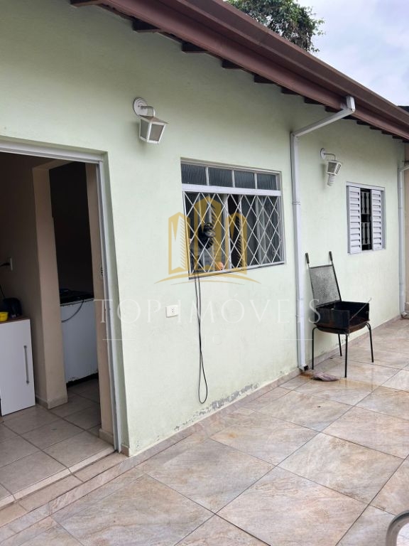 Excelente casa com edícula e piscina .